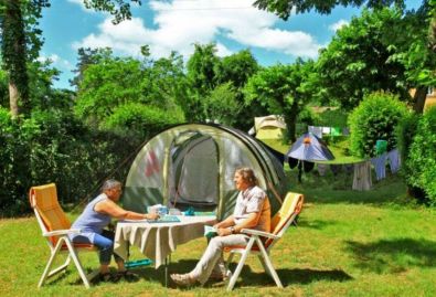 Tente - Une tente installée sous les arbres