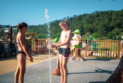 Espace aquatique enfants - Jouer avec l'eau en toute sécurité dans cette aire de jeux aquatique