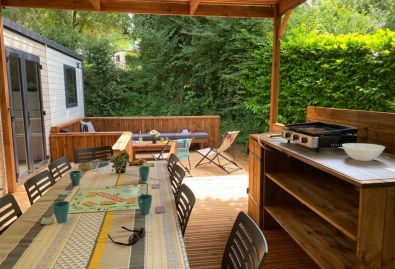 cottage carlux table terrasse.jpg - ᐃ DOMAINE DES CHENES VERTS **** : Camping Frankrijk Dordogne