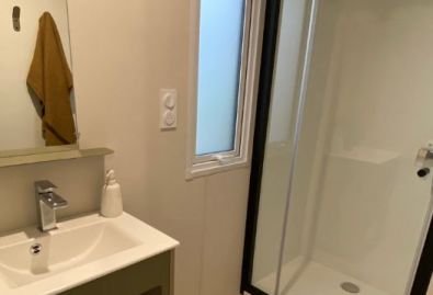 salle de bain Calviac.jpg - ᐃ DOMAINE DES CHENES VERTS **** : Camping Frankrijk Dordogne