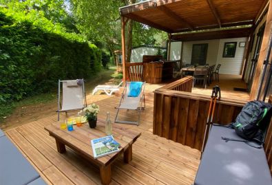 carlux salon extérieur.jpg - ᐃ DOMAINE DES CHENES VERTS **** : Camping Frankrijk Dordogne