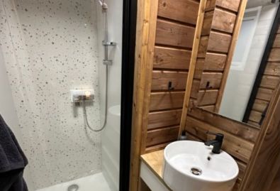 location-cottage-perigueux-salle-de-bain-douche-4pers.jpg - ᐃ DOMAINE DES CHENES VERTS **** : Campsite France Dordogne